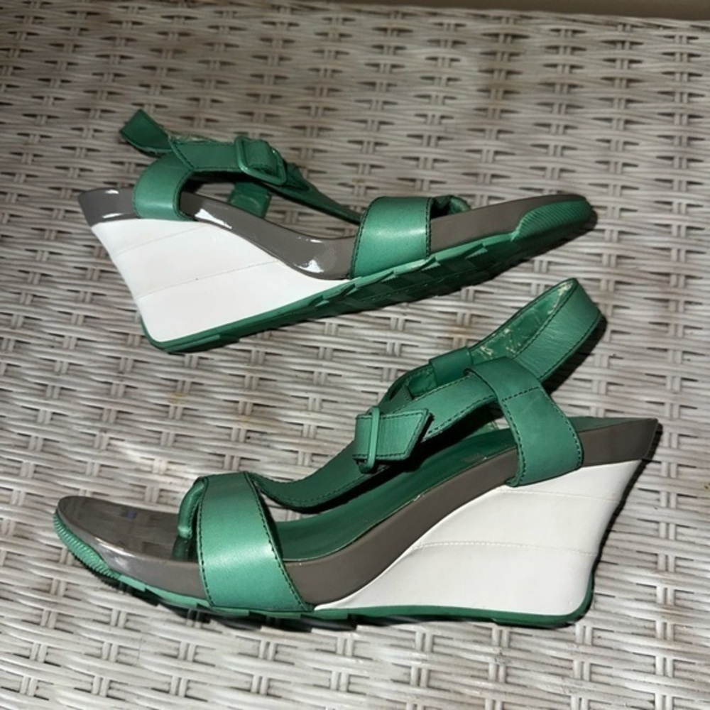 USED/Worn Kenneth Cole Reaction Green Sandals with Crisscross Straps